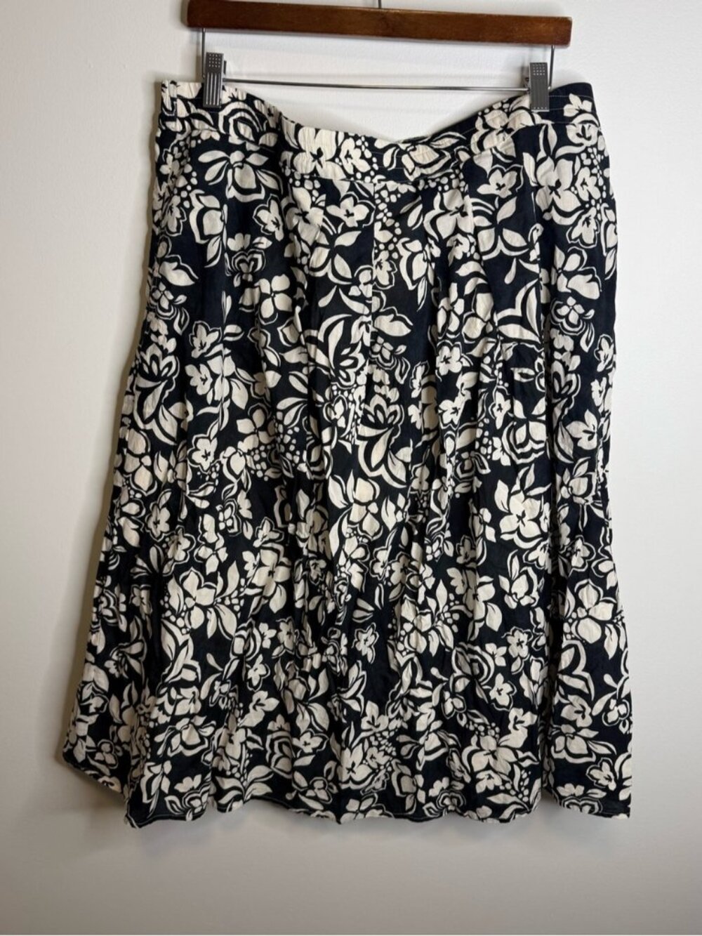 Olsen Floral A-Line Midi Skirt in Black and Cream size XL /16